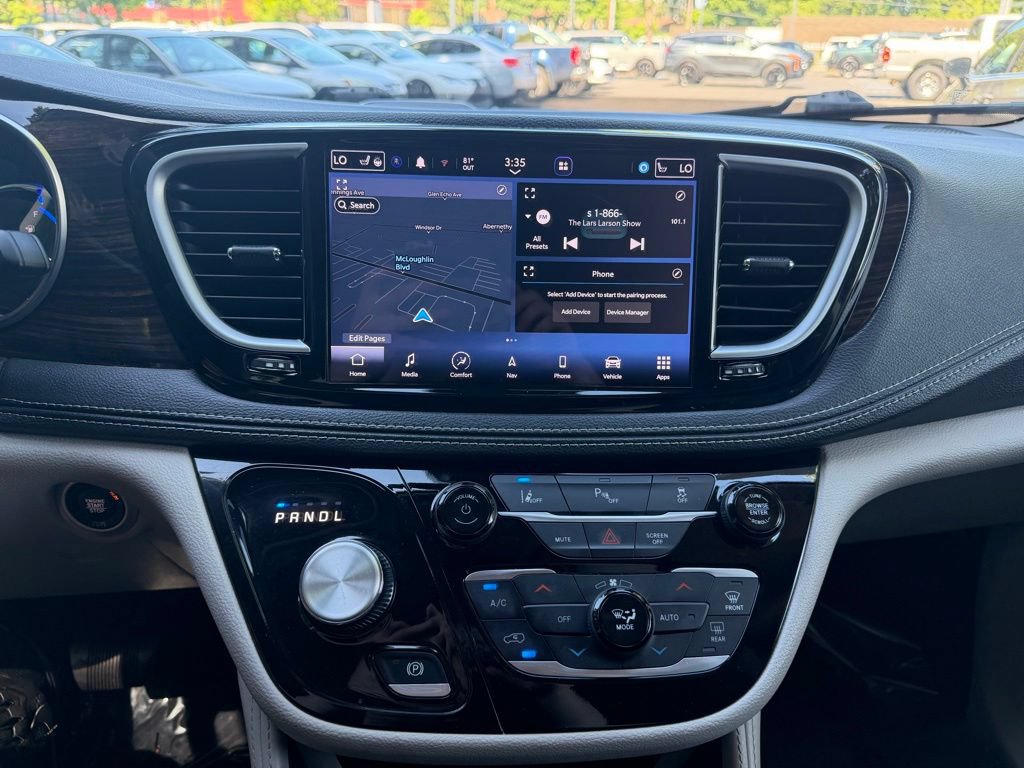 Used 2023 Chrysler Pacifica Limited FWD image 17