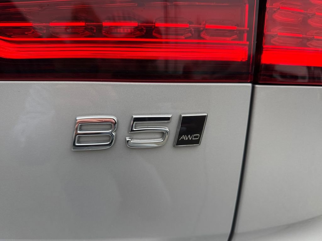 Certified 2025 Volvo V60 B5 Cross Country Plus AWD/4WD image 11