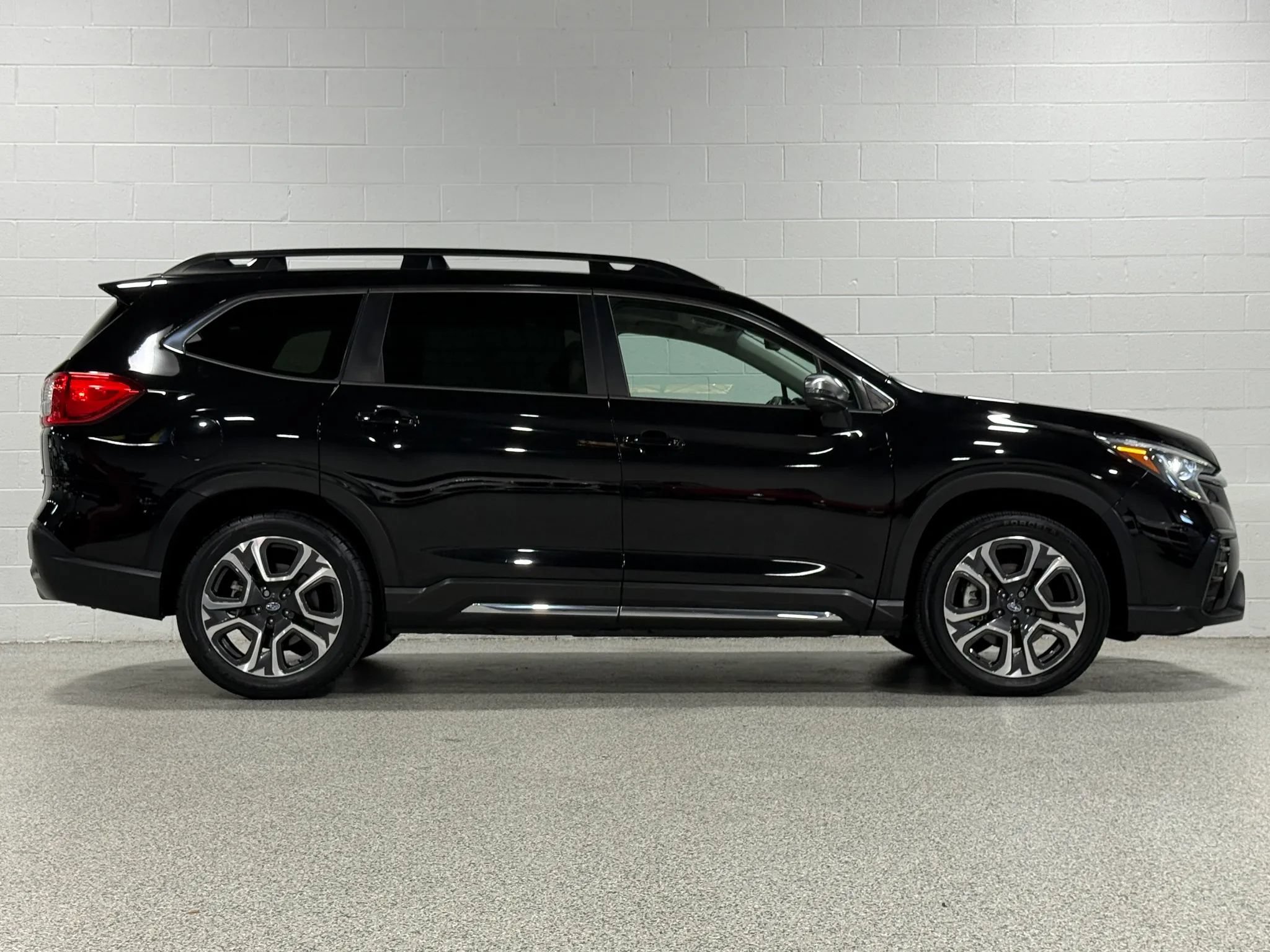 Used 2023 Subaru Ascent Limited w/ Technology Package AWD/4WD image 5