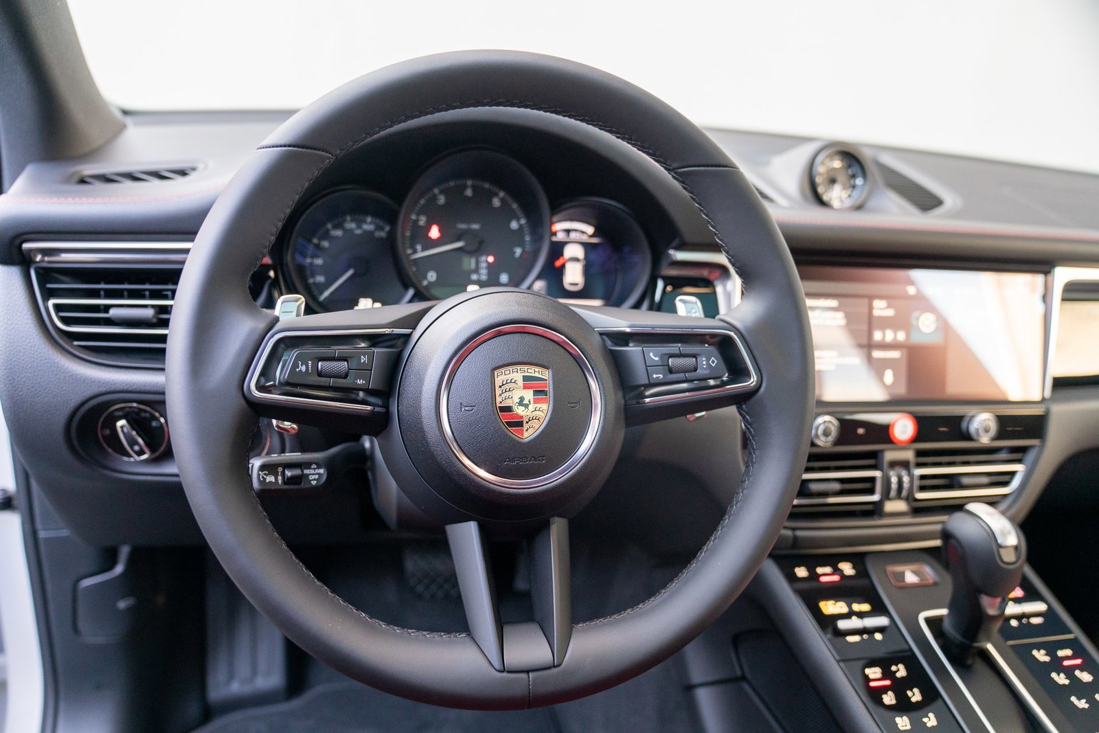 Certified 2025 Porsche Macan image 12