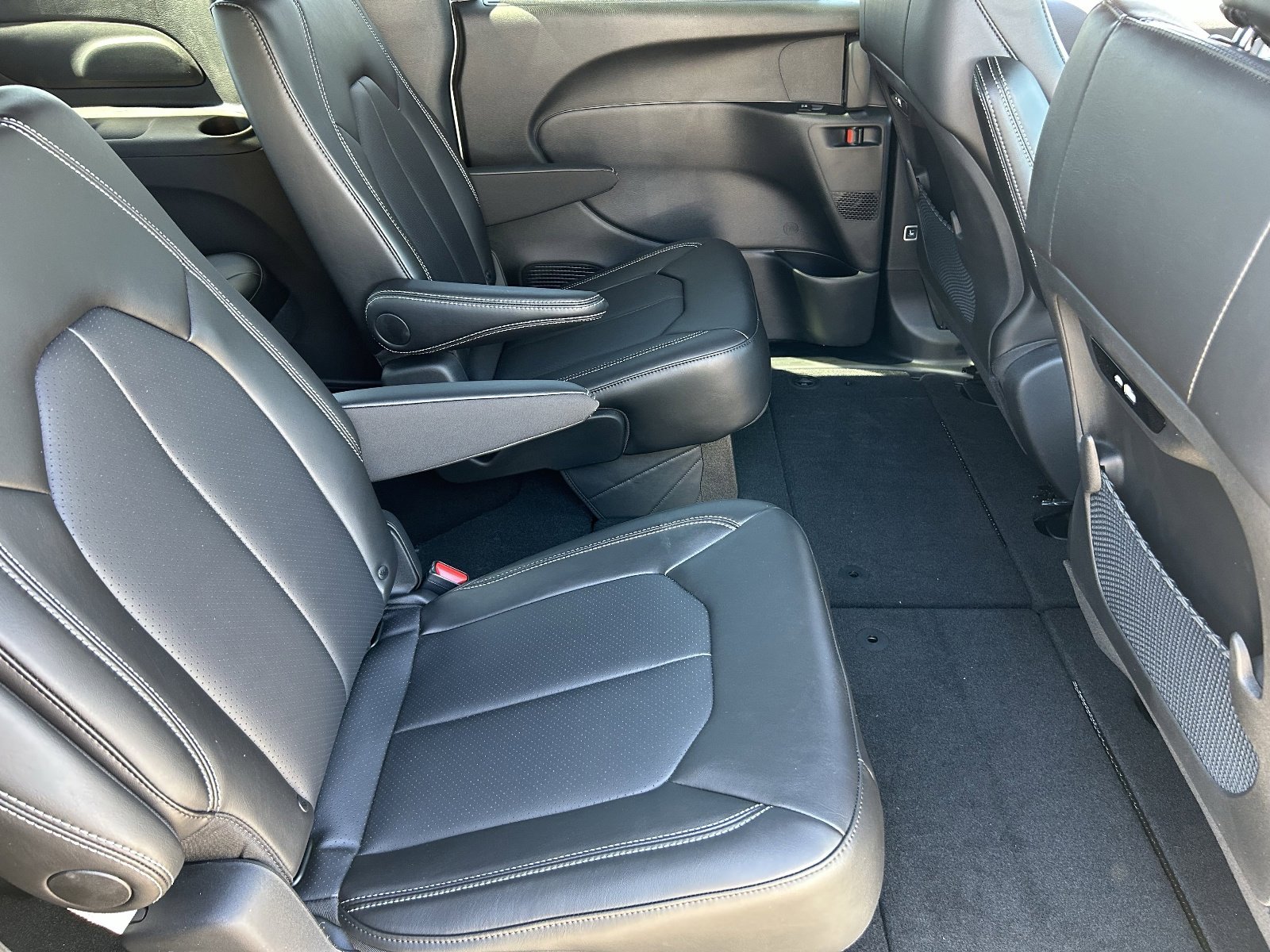 New 2026 Chrysler Pacifica Select FWD image 10