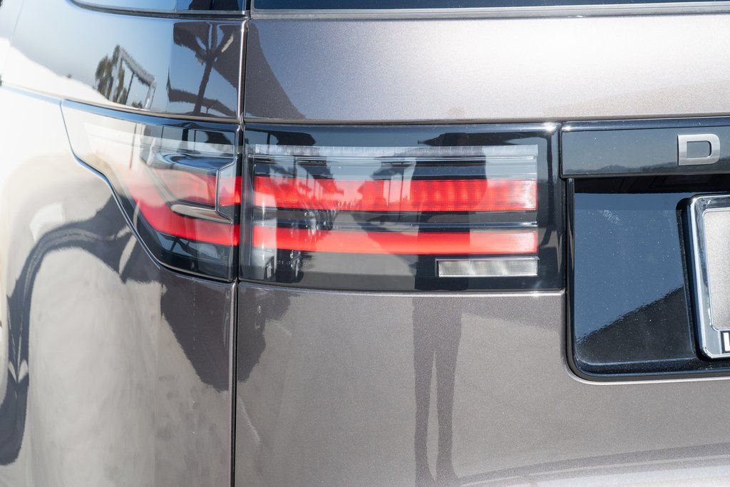 Used 2025 Land Rover Discovery Dynamic SE AWD/4WD image 5