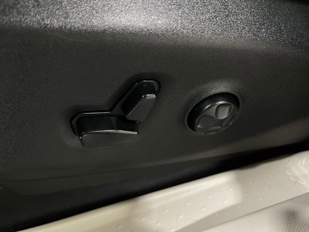 Used 2020 Chrysler Voyager Lxi image 15