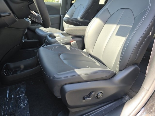 New 2026 Chrysler Pacifica Select image 4