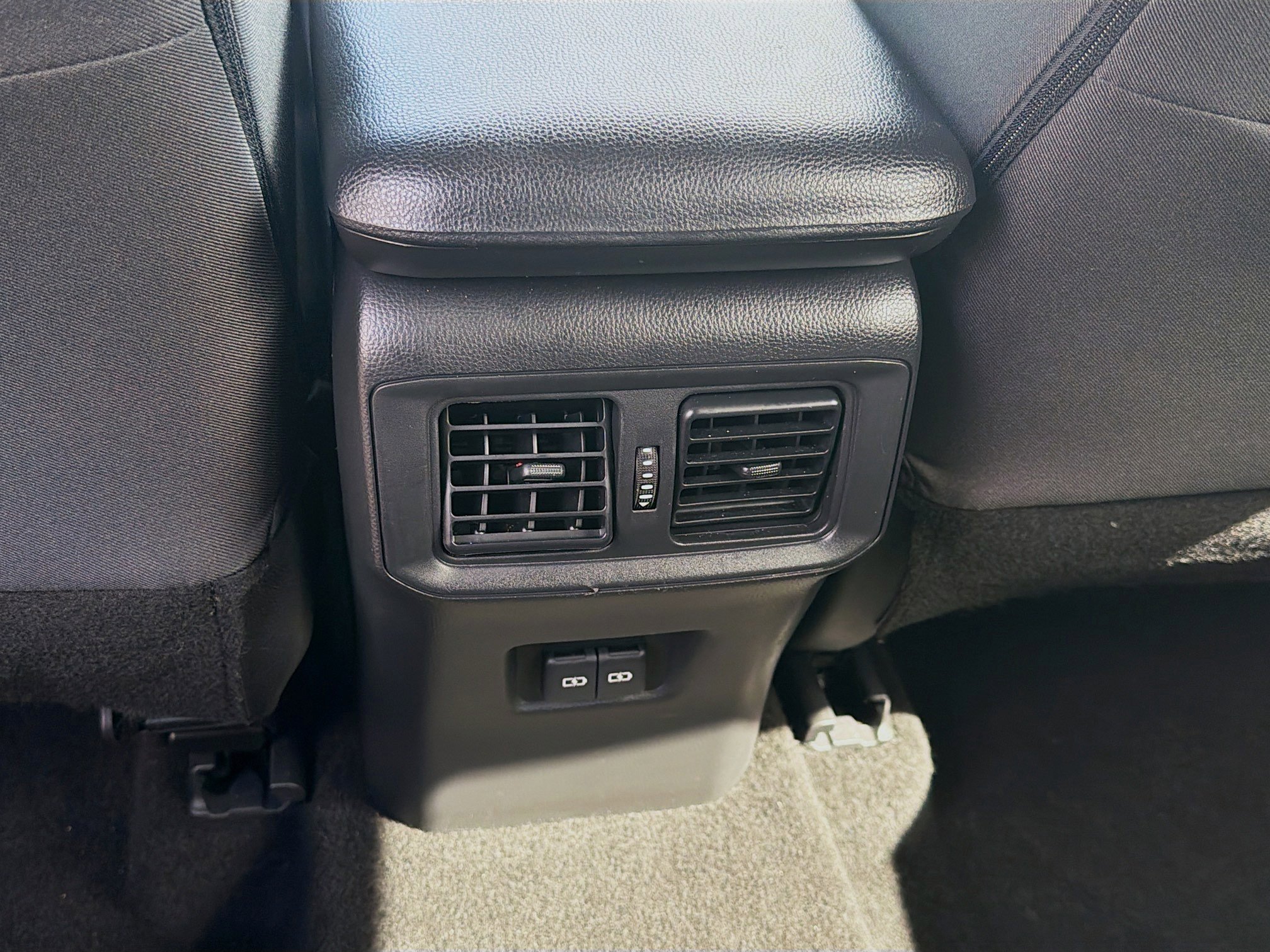 Used 2023 Toyota RAV4 Hybrid Woodland image 22