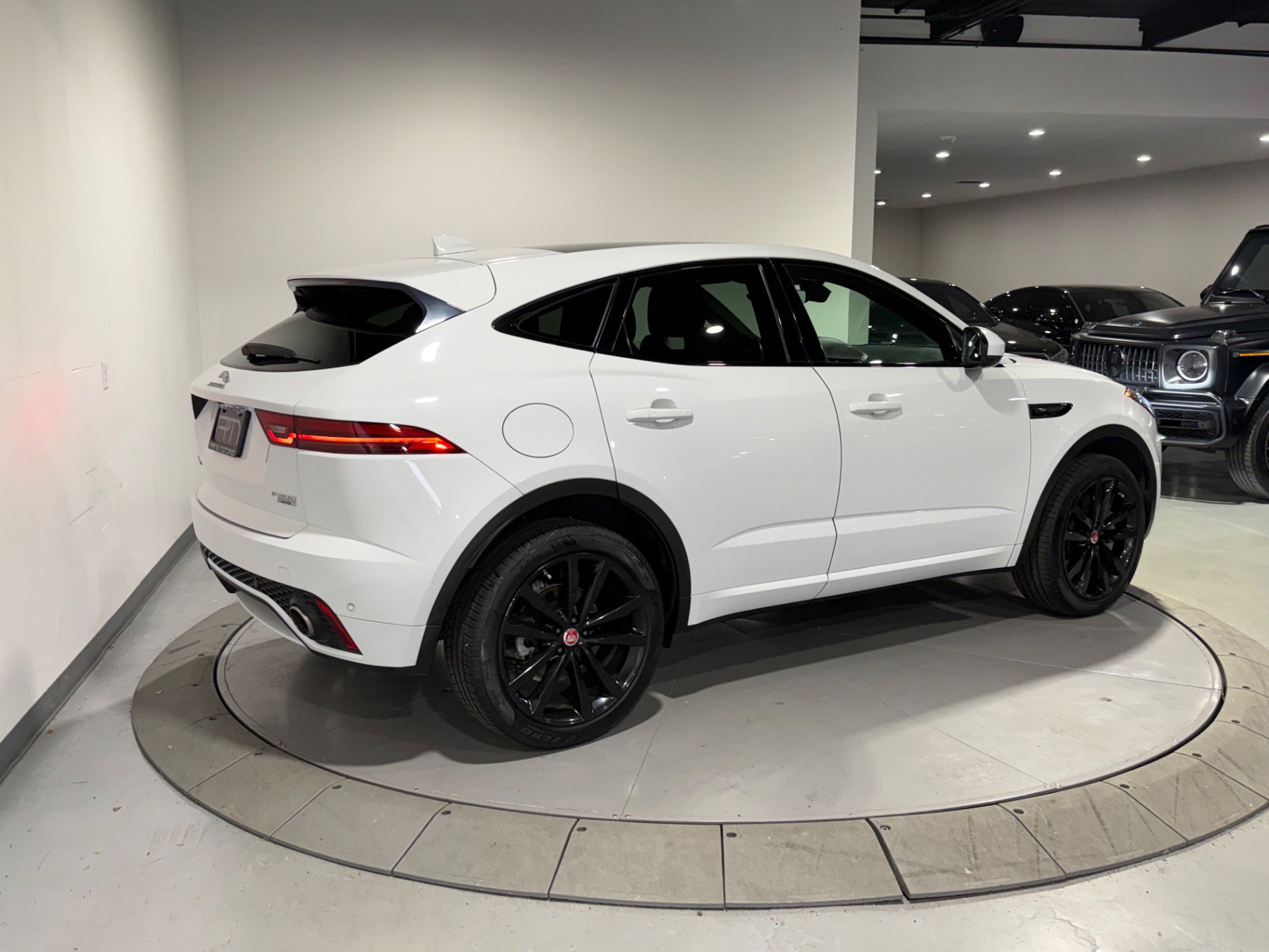 Used 2019 Jaguar E-PACE R-Dynamic SE image 12