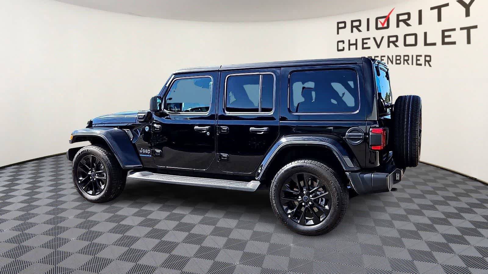 Used 2025 Jeep Wrangler Unlimited Sahara AWD/4WD image 6