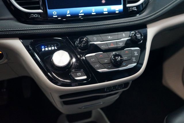 Used 2022 Chrysler Pacifica Touring-L image 38