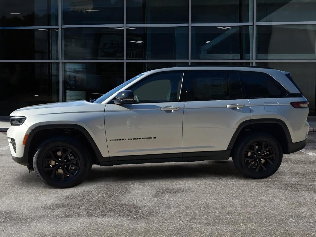 New 2025 Jeep Grand Cherokee Altitude RWD image 4