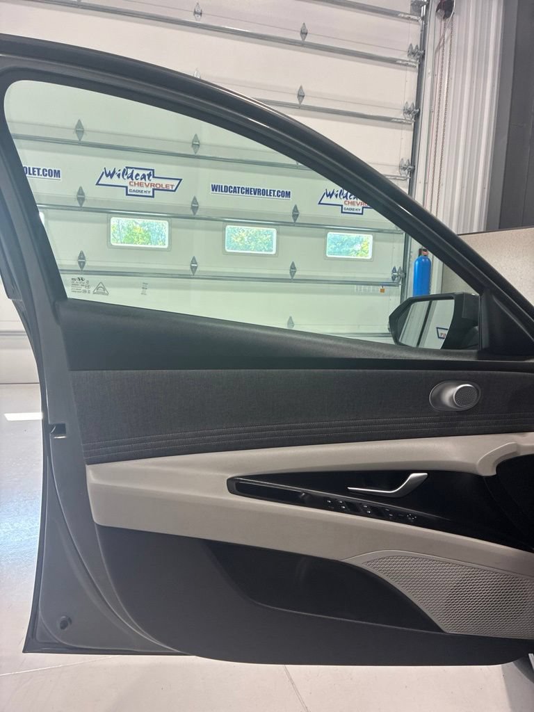 Used 2025 Hyundai Elantra Limited FWD image 12