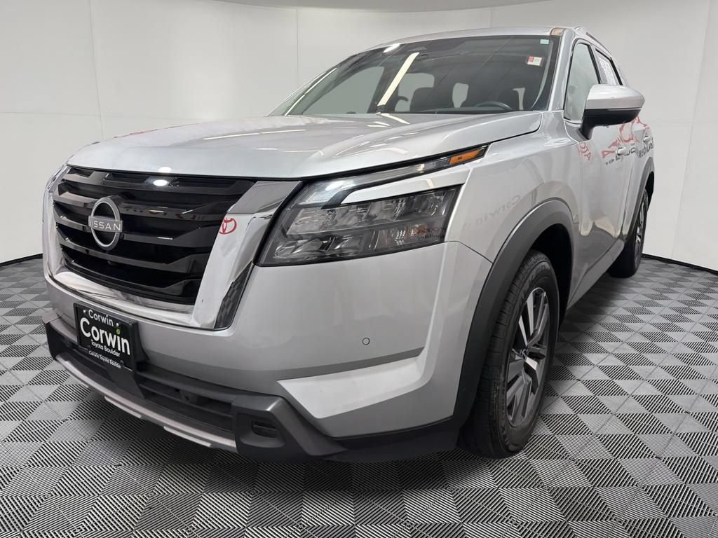 Used 2025 Nissan Pathfinder SL AWD/4WD image 3