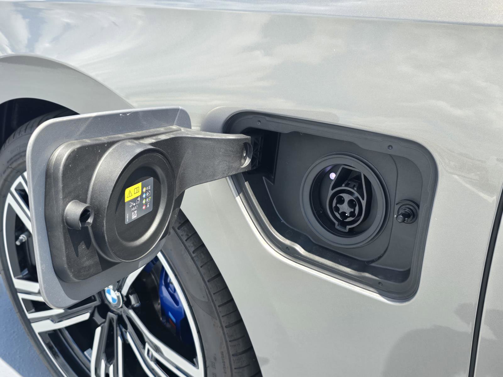 New 2025 BMW 750e xDrive w/ Premium Package image 11