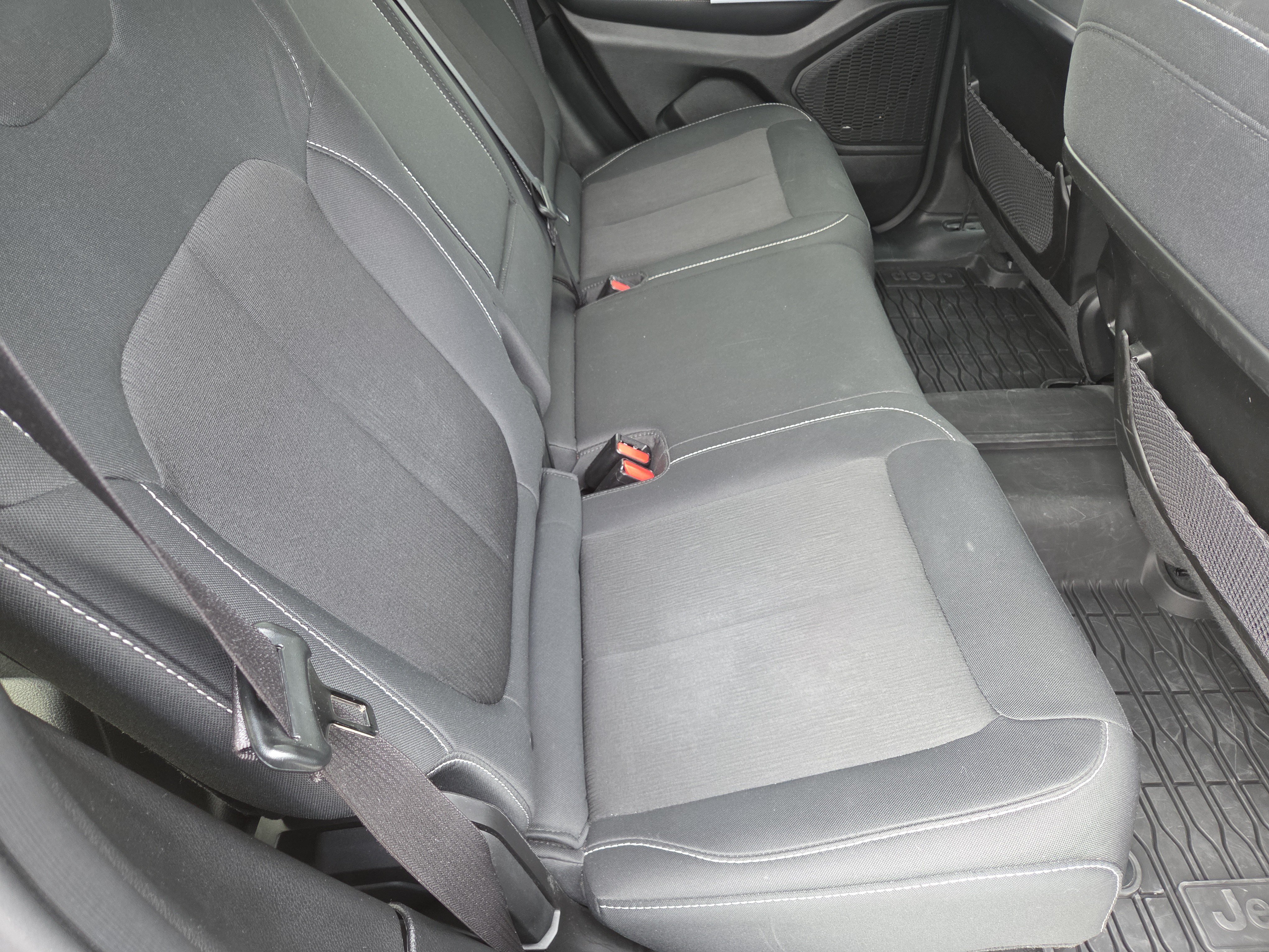 Used 2023 Jeep Grand Cherokee Laredo AWD/4WD image 21