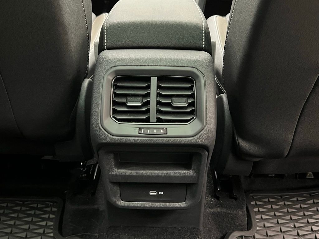 Used 2024 Volkswagen Taos SEL image 9