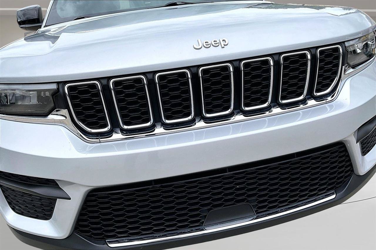 Used 2024 Jeep Grand Cherokee Laredo AWD/4WD image 32