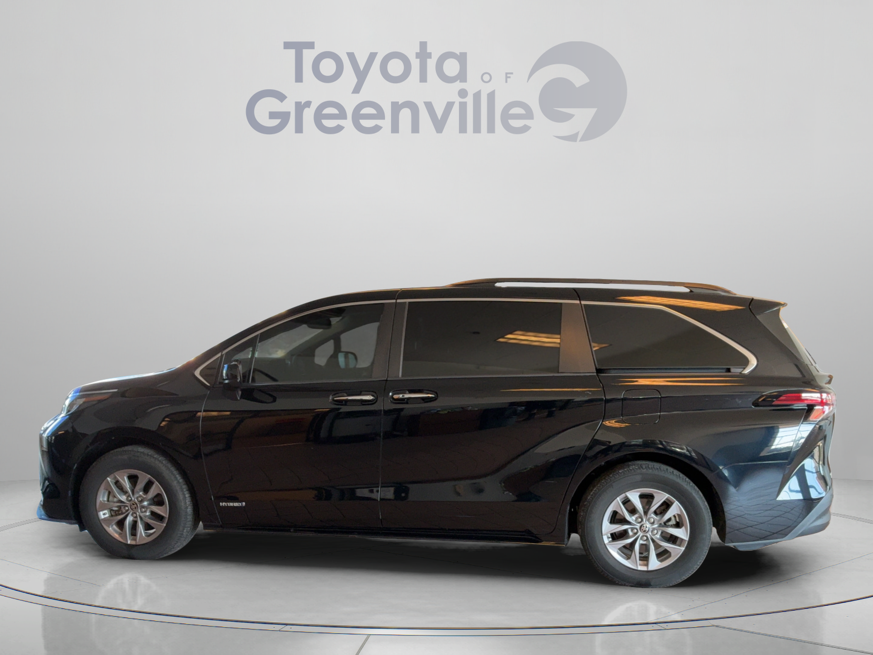 Used 2021 Toyota Sienna XLE FWD image 2