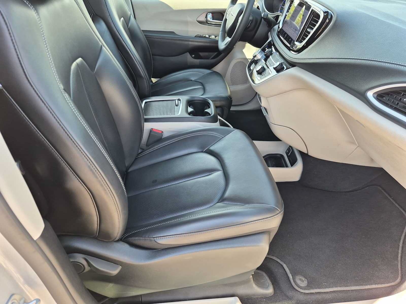 Used 2023 Chrysler Pacifica Touring-L FWD image 19