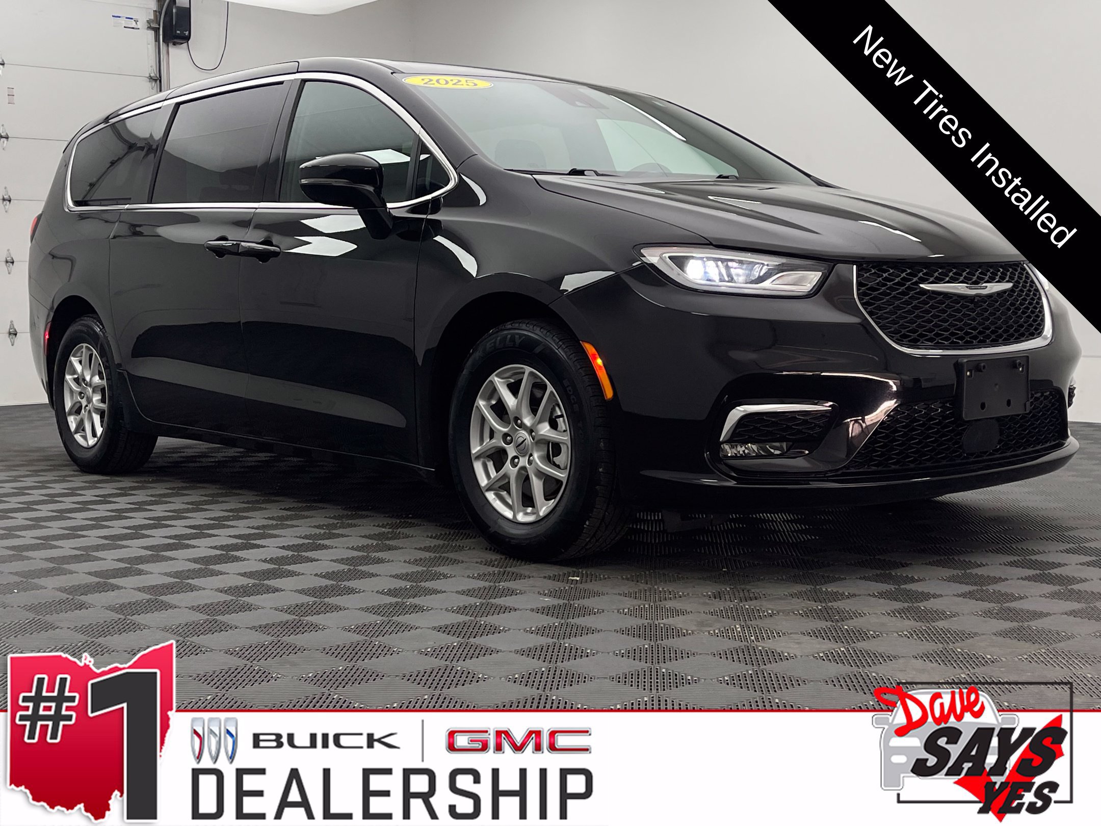 Used 2025 Chrysler Pacifica Select FWD image 1