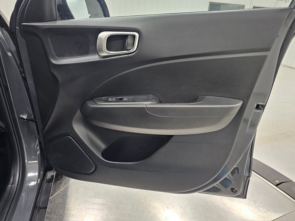 Used 2025 Hyundai Venue SEL FWD image 31