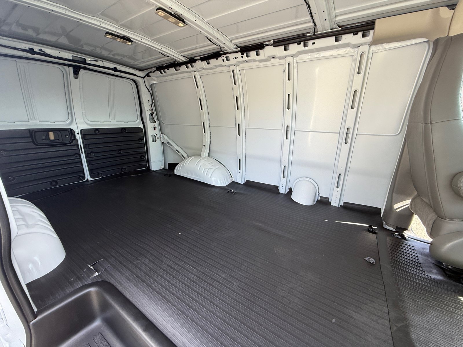 New 2026 Chevrolet Express 3500 RWD image 17