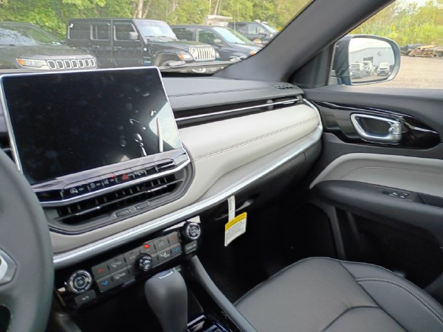 New 2026 Jeep Compass Limited AWD/4WD image 16