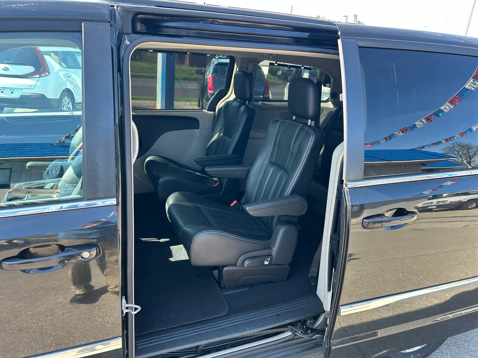 Used 2015 Chrysler Town & Country Touring FWD image 12