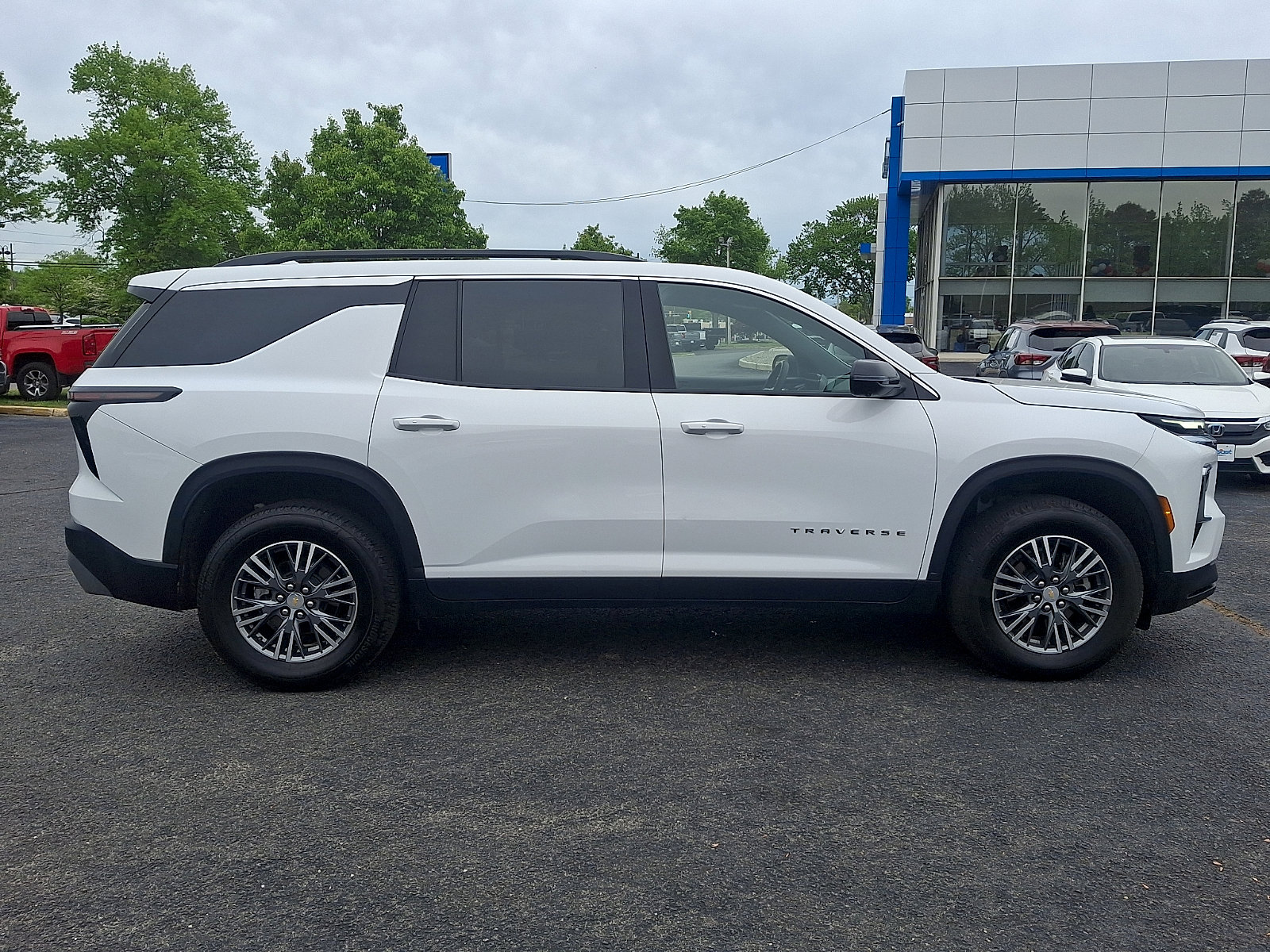 Used 2024 Chevrolet Traverse LT w/ LPO, Floor Liner Package AWD/4WD image 8