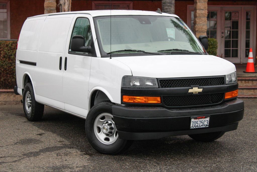 Used 2020 Chevrolet Express 3500 w/ Driver Convenience Package RWD image 3