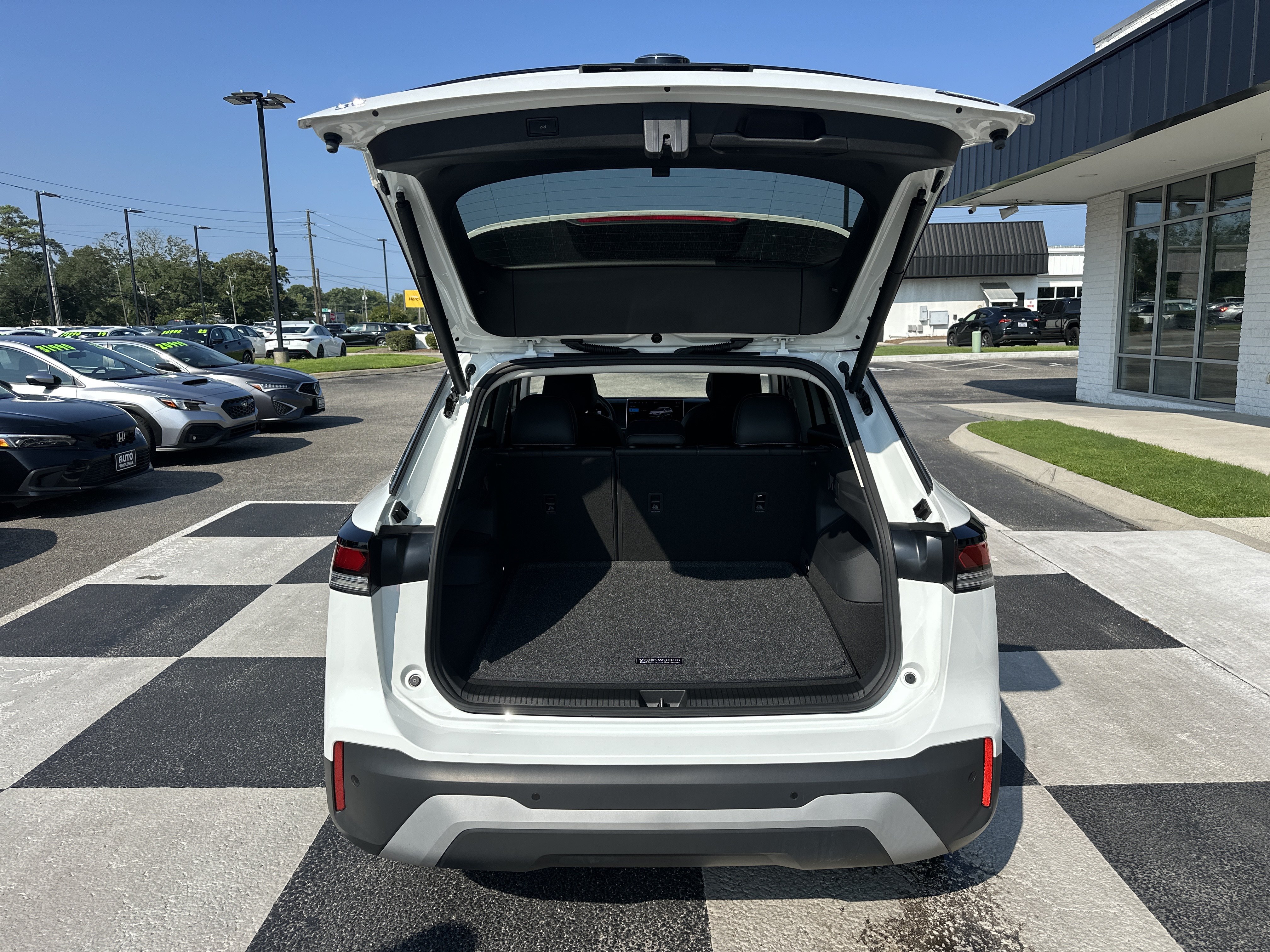 Used 2025 Volkswagen Tiguan SE AWD/4WD image 5