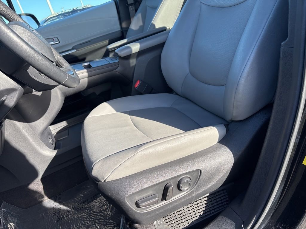Used 2025 Toyota Sienna XLE FWD image 14