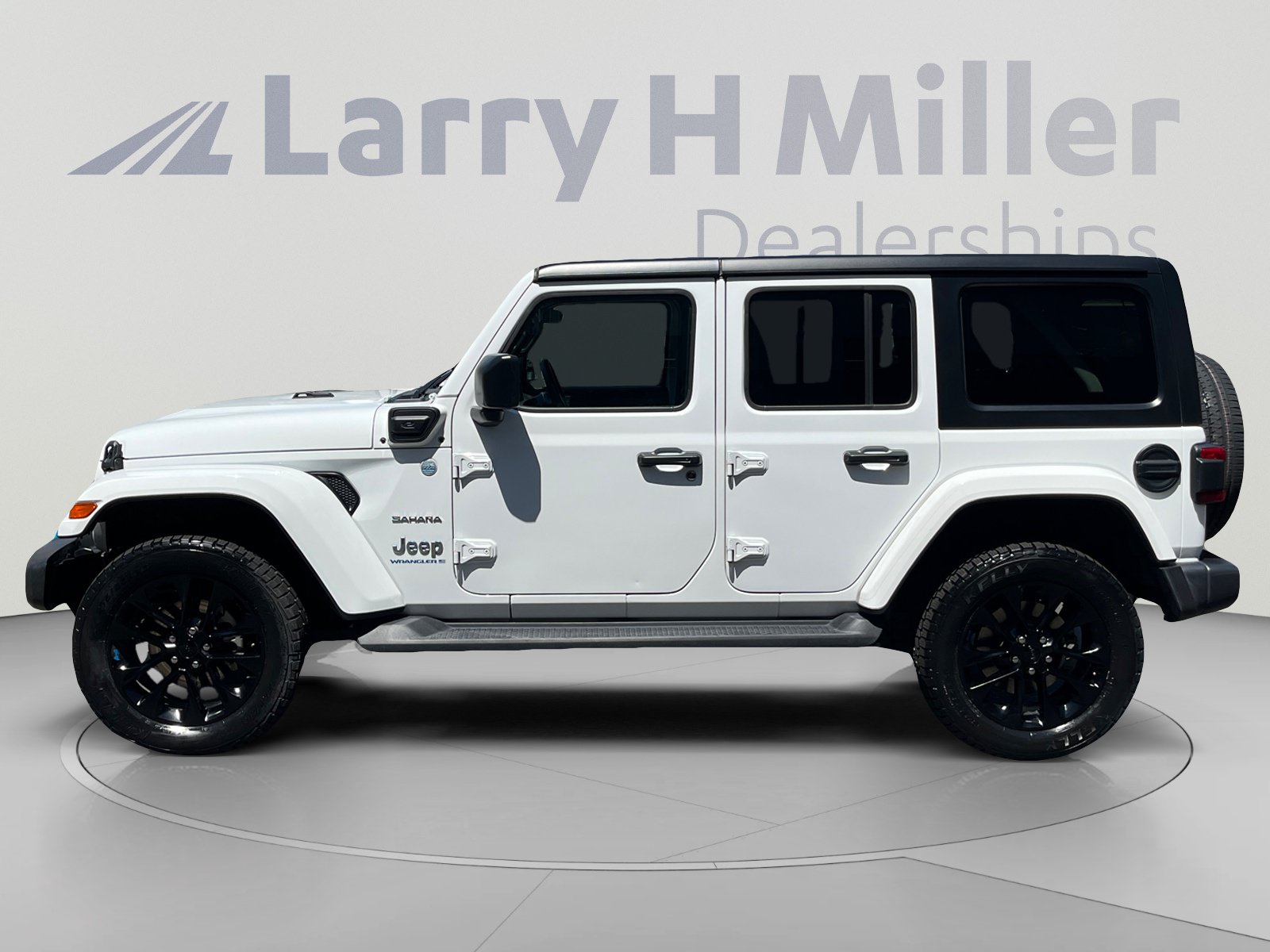 Used 2023 Jeep Wrangler Unlimited Sahara w/ Cold Weather Group AWD/4WD image 2
