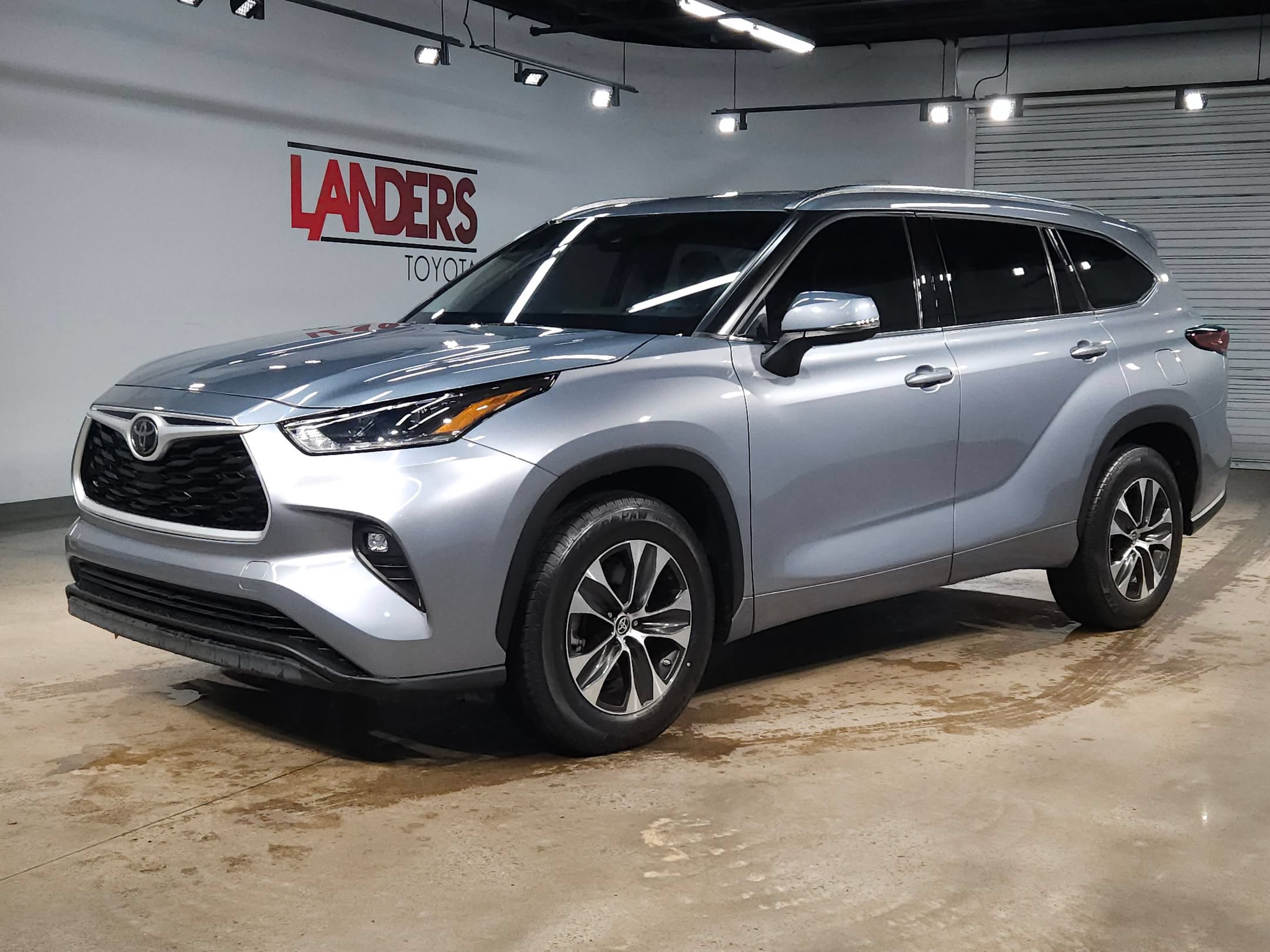 Used 2021 Toyota Highlander XLE FWD image 3