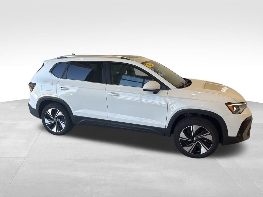 Used 2025 Volkswagen Taos SE w/ Panoramic Sunroof Package image 8