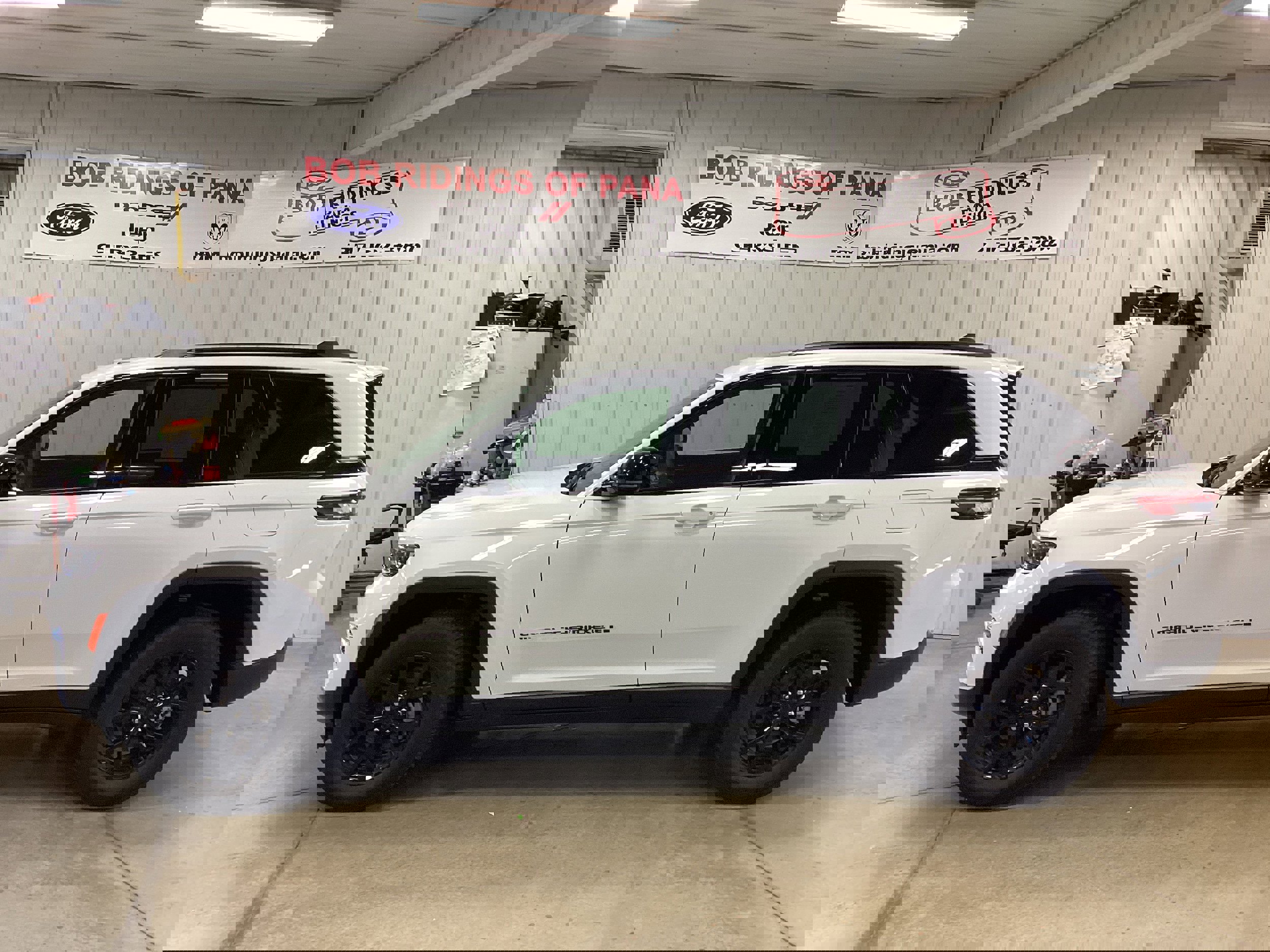 Used 2024 Jeep Grand Cherokee Altitude image 2