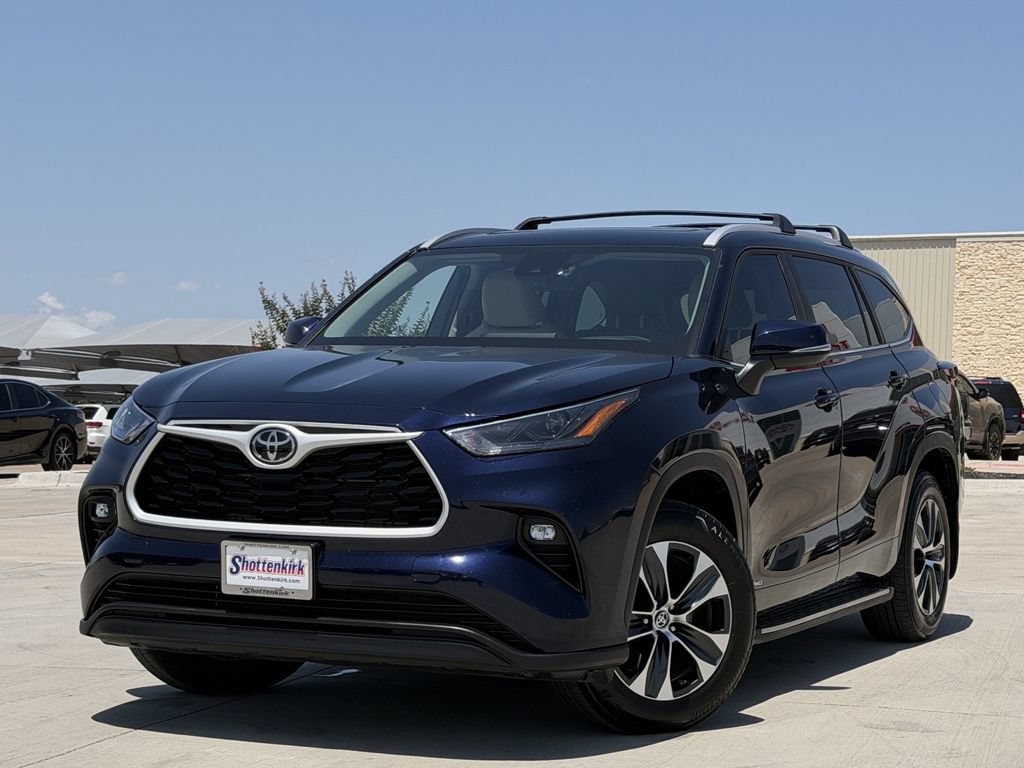 Used 2025 Toyota Highlander XLE AWD/4WD image 2