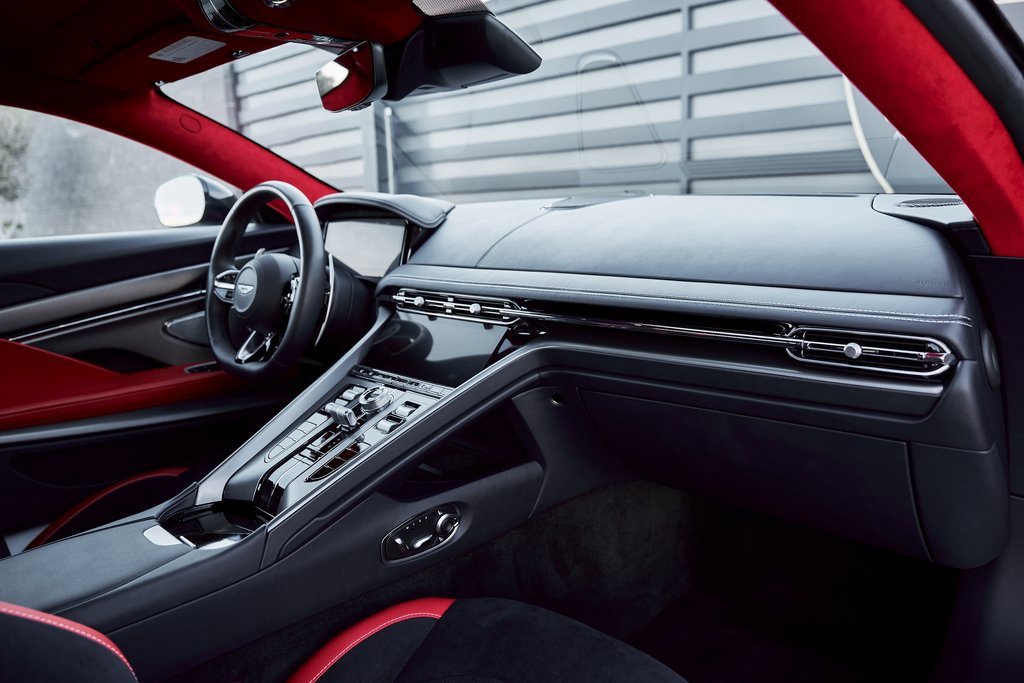 Used 2024 Aston Martin DB12 image 33