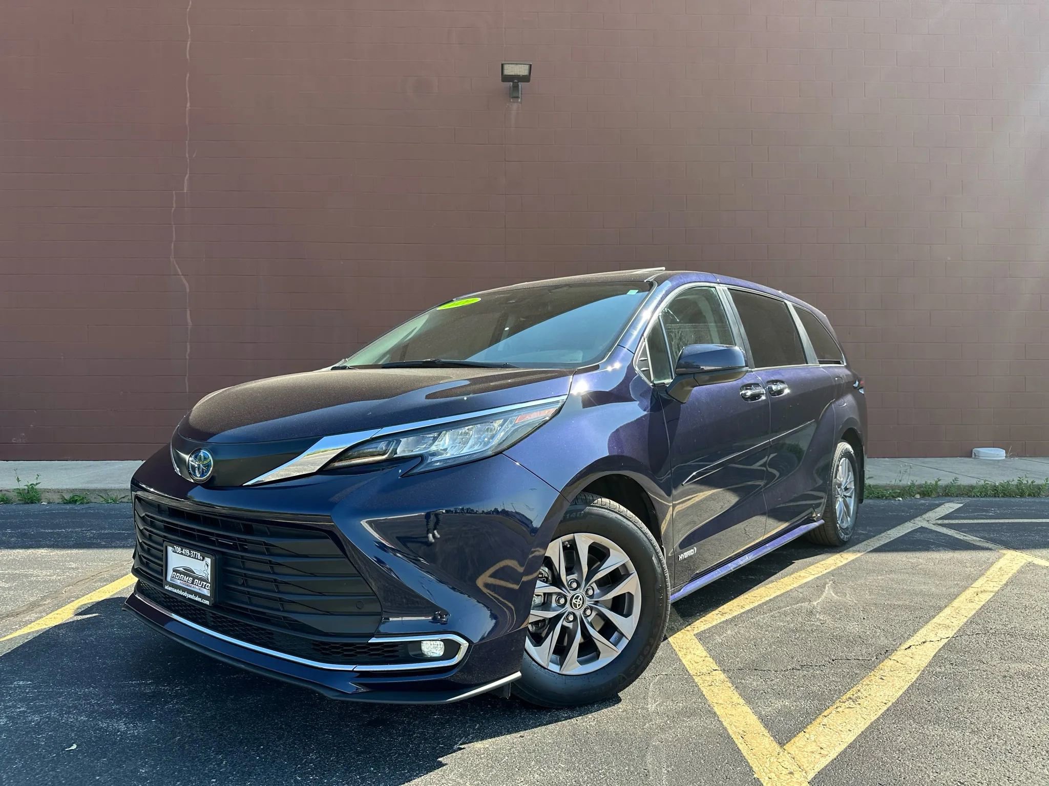 Used 2021 Toyota Sienna XLE image 1