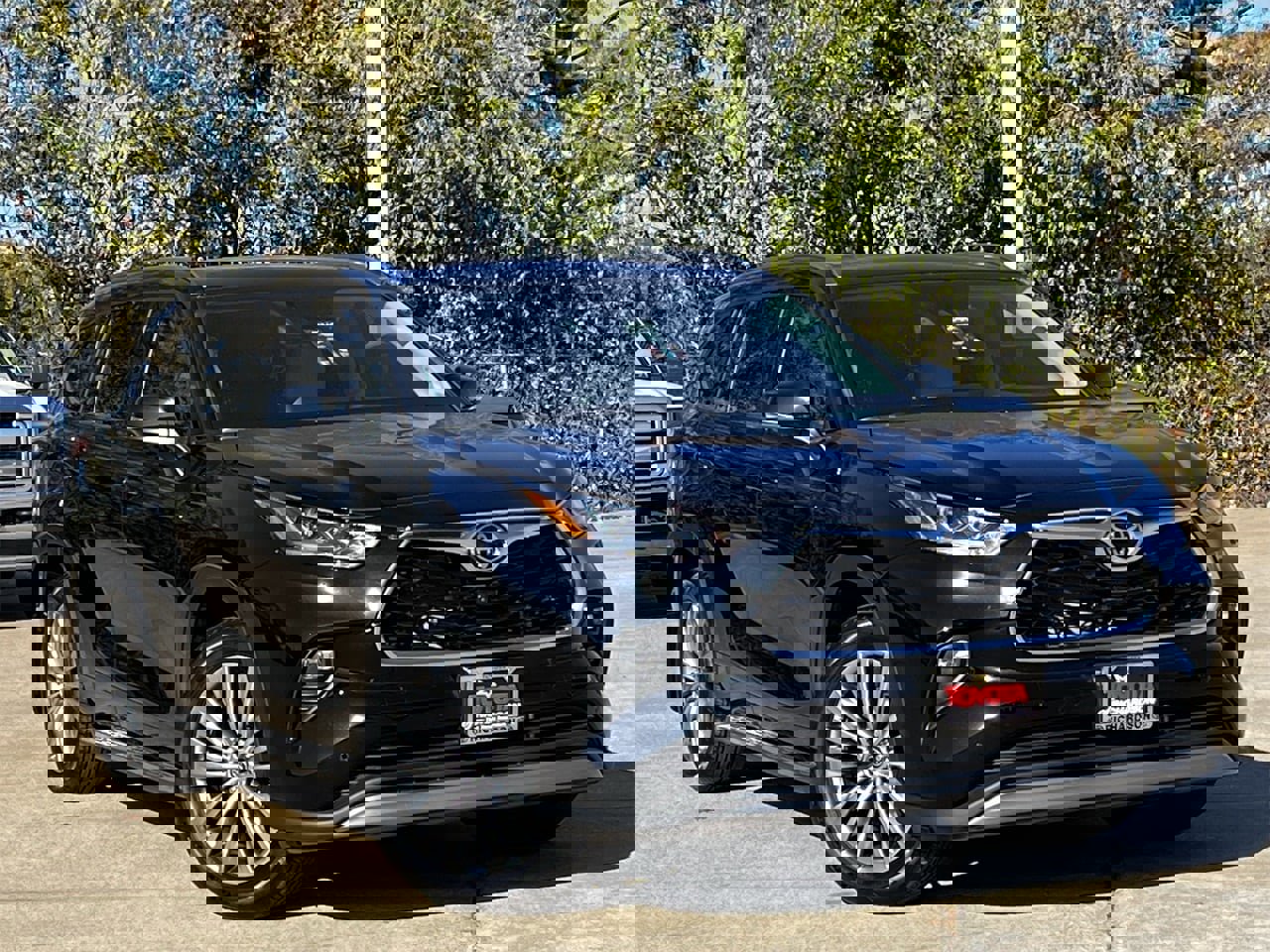 Used 2024 Toyota Highlander Platinum image 2