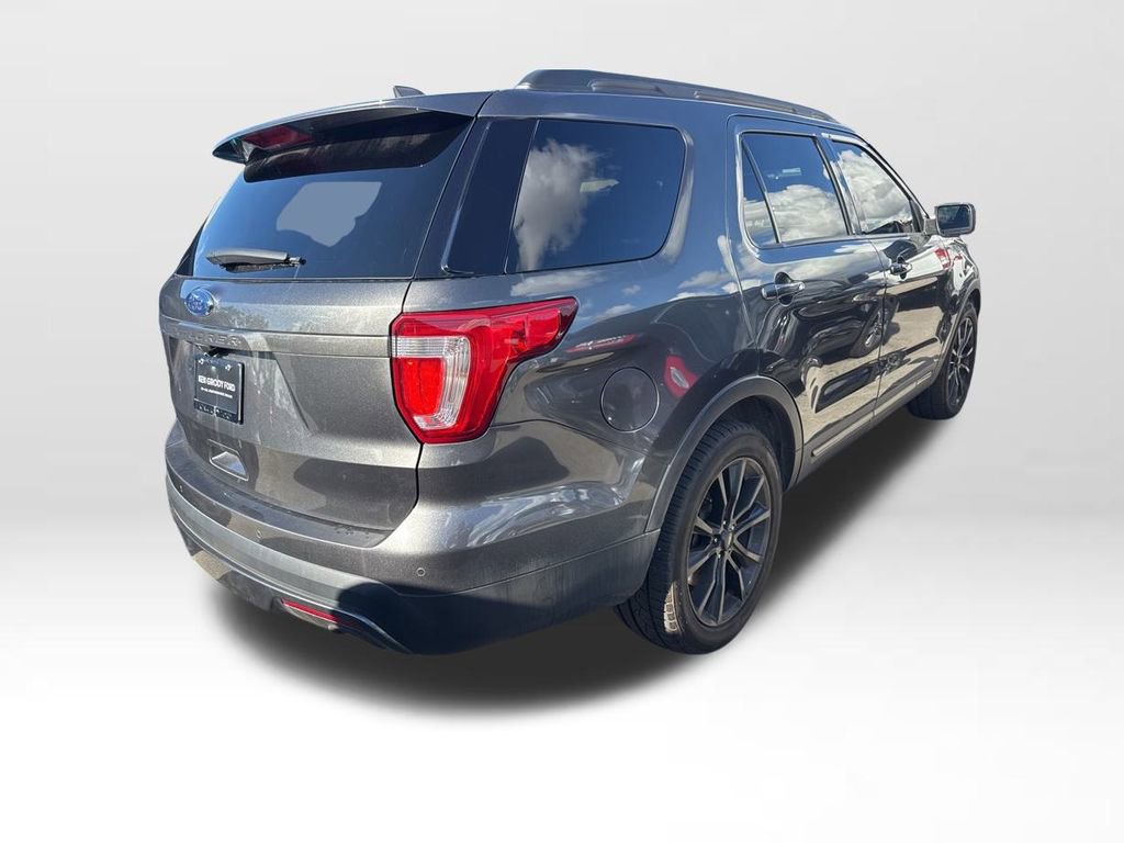 Used 2017 Ford Explorer XLT w/ Equipment Group 202A image 5