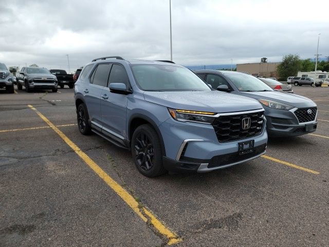Used 2025 Honda Pilot Touring image 3