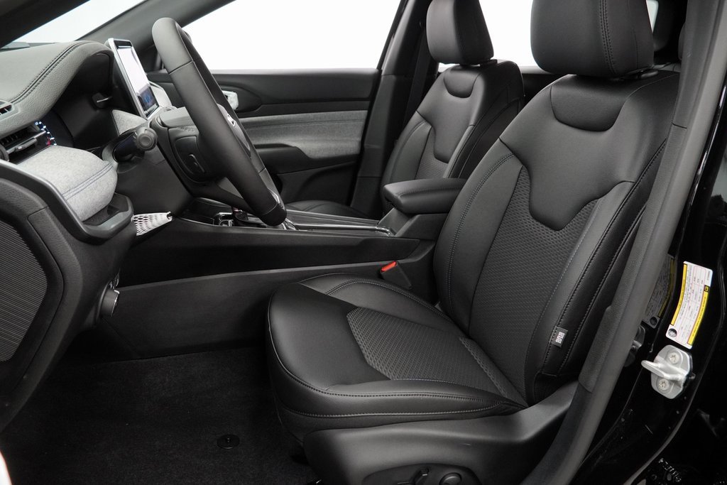 Certified 2025 Jeep Compass Latitude w/ Convenience Group image 16