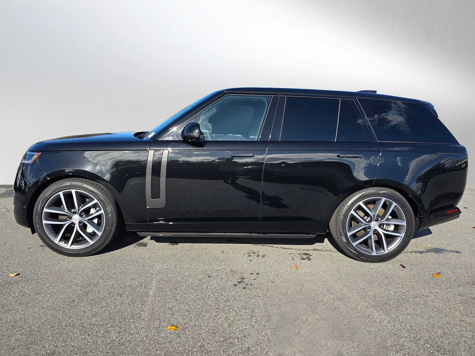 New 2025 Land Rover Range Rover SE AWD/4WD image 2