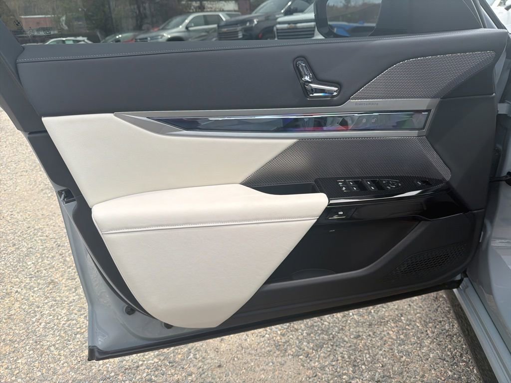 Used 2025 BMW i7 eDrive50 w/ M Sport Package RWD image 13