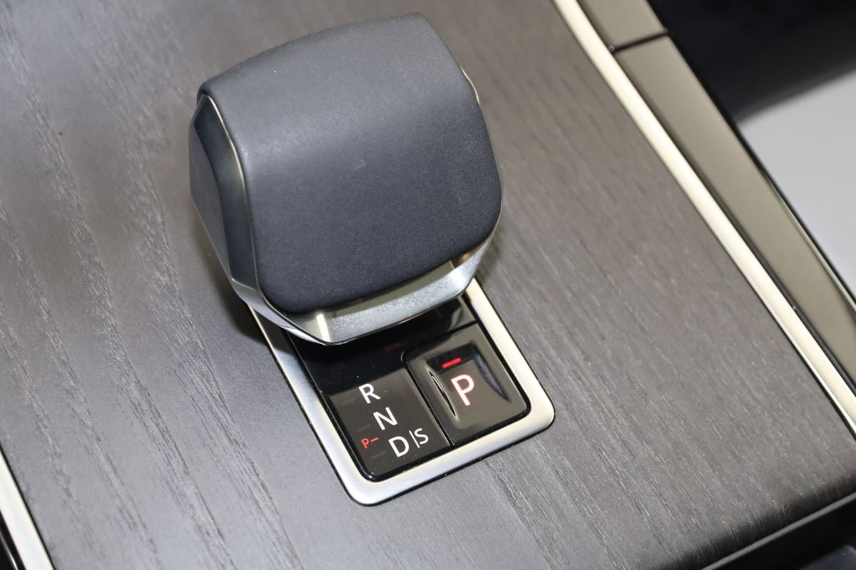 Used 2025 Land Rover Range Rover Velar Dynamic SE image 7