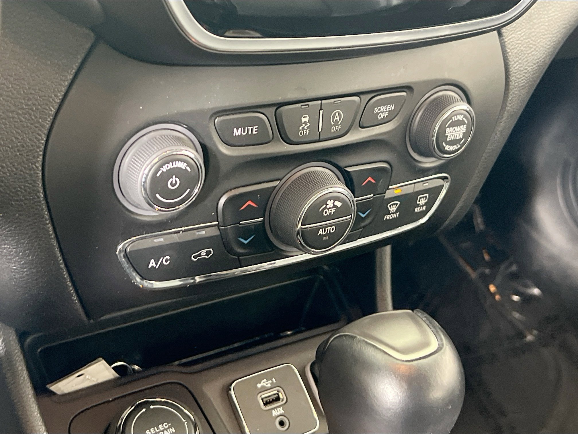 Used 2022 Jeep Cherokee Limited image 15