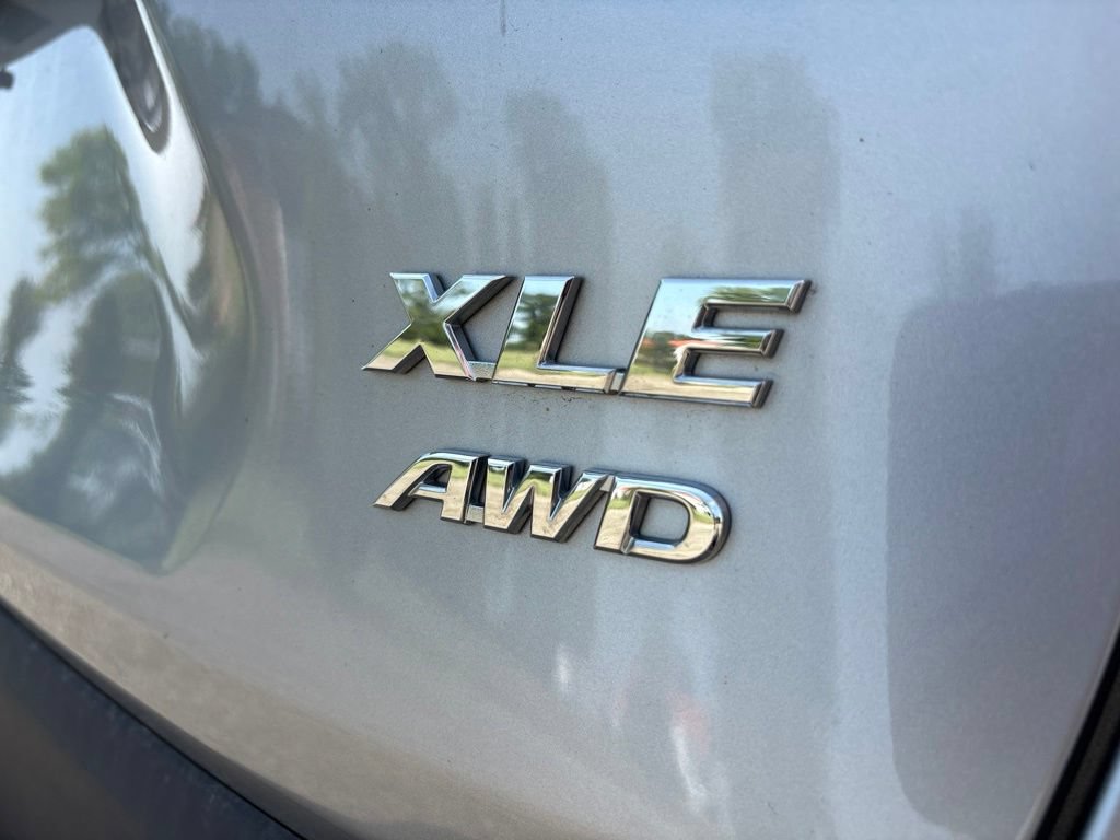 Used 2021 Toyota RAV4 XLE Premium AWD/4WD image 4