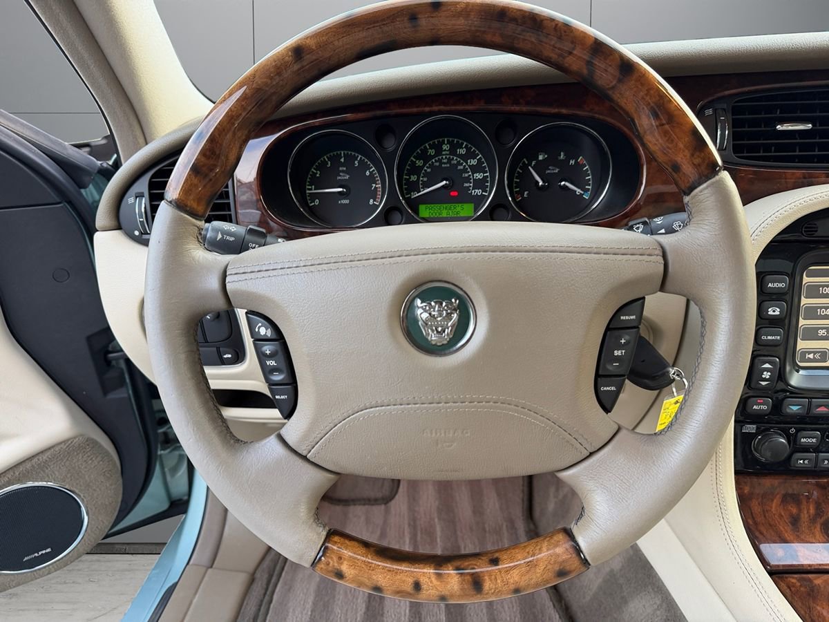 Used 2004 Jaguar XJ8 image 9