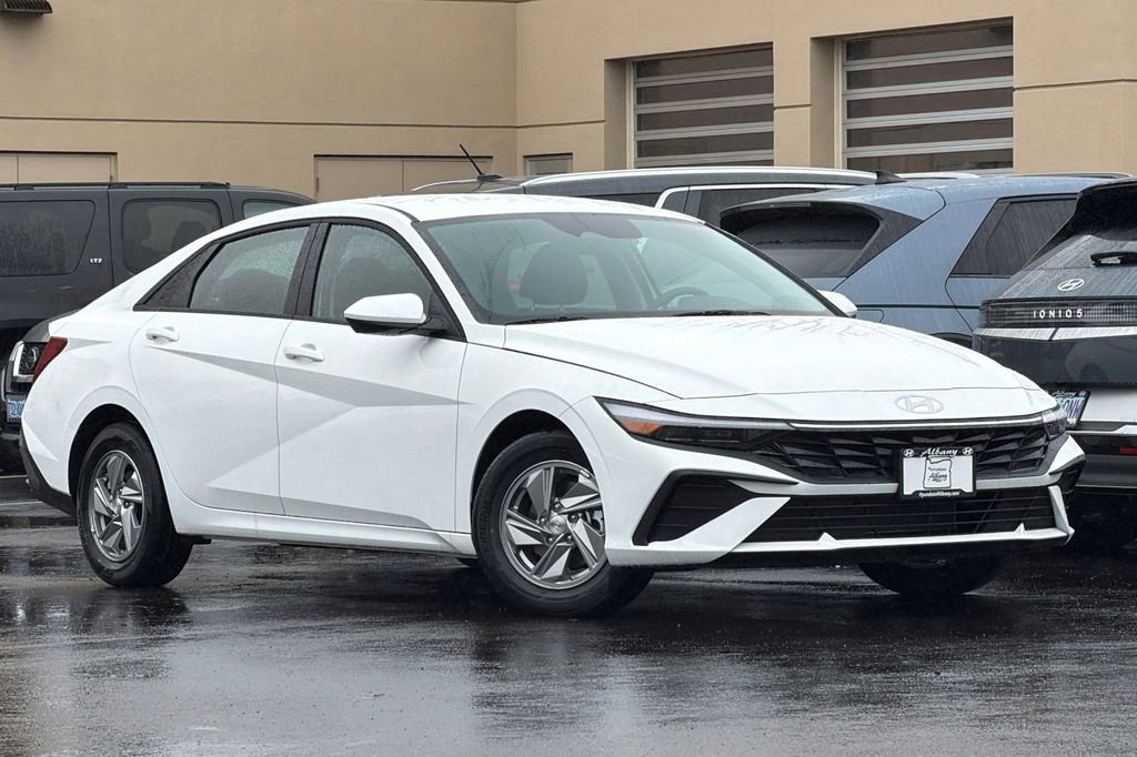New 2026 Hyundai Elantra SE image 2