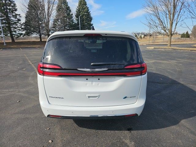Used 2024 Chrysler Pacifica Select image 5