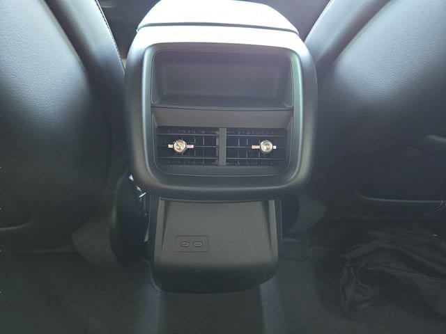 Used 2024 Cadillac Lyriq Luxury AWD/4WD image 11